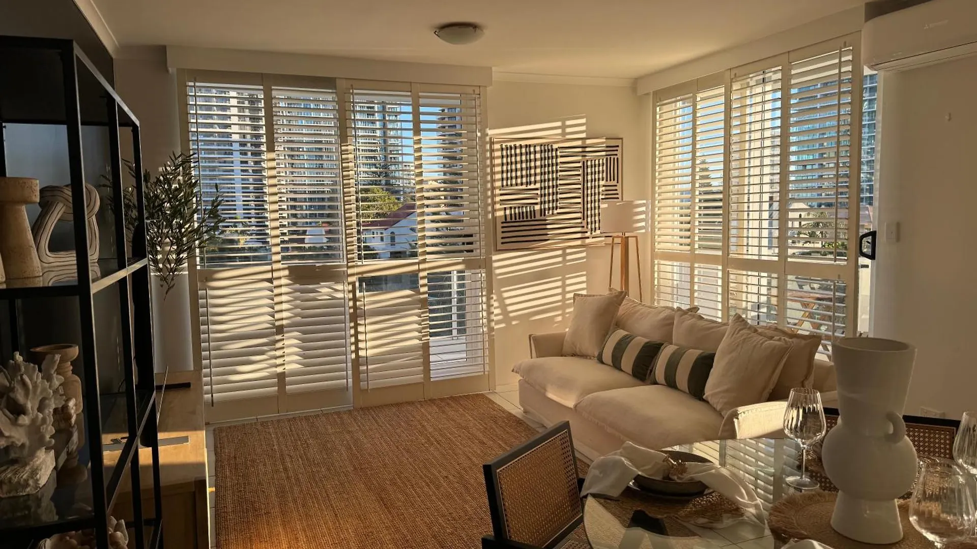 Surfers Paradise - Beachfront Apartment Голд-Кост