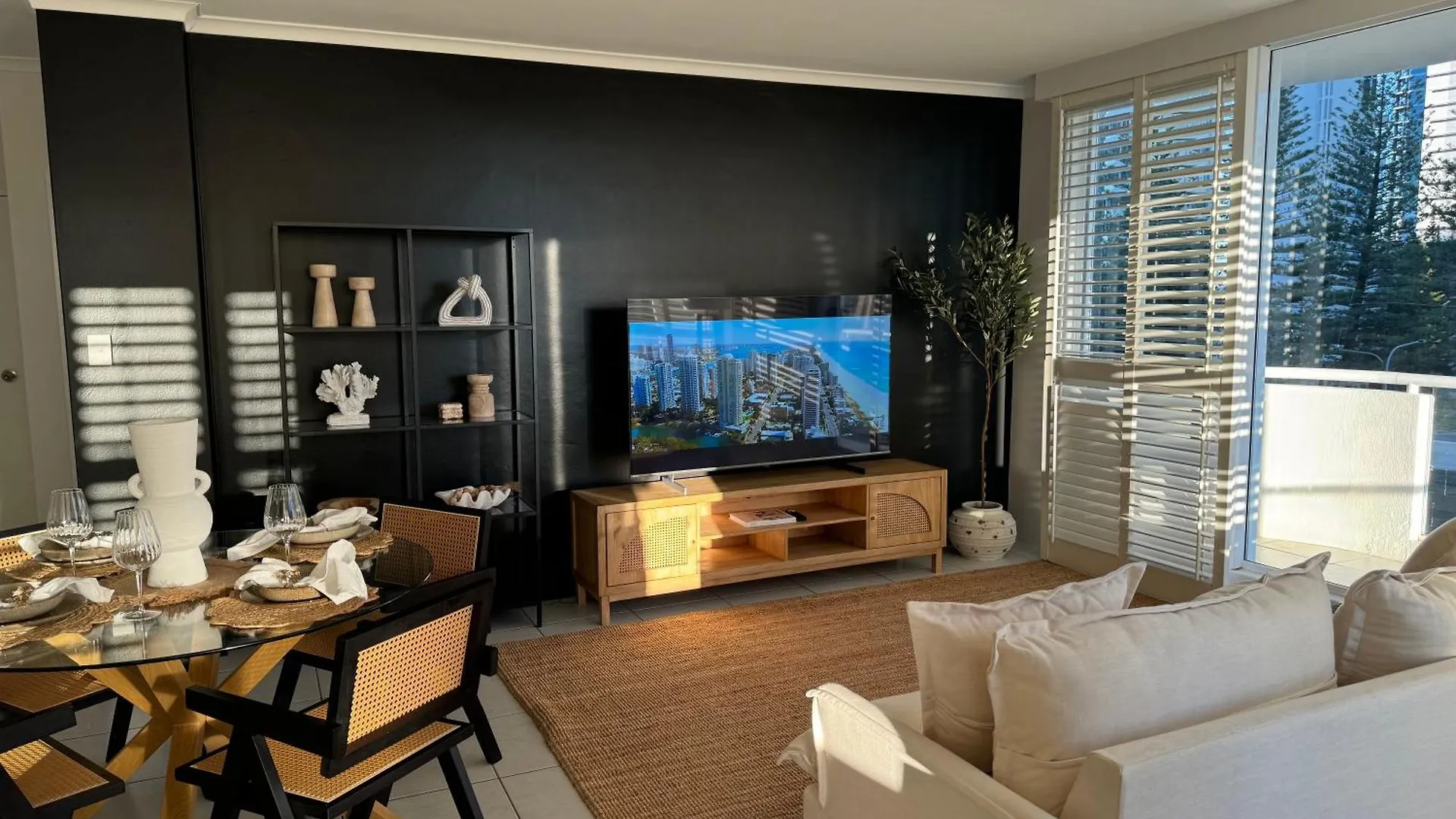 Surfers Paradise - Beachfront Apartment Голд-Кост