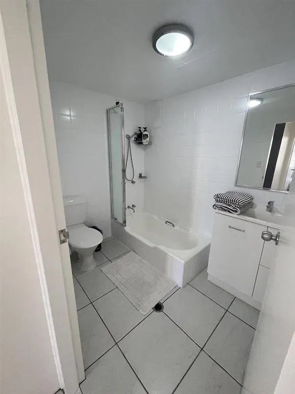 Surfers Paradise - Beachfront Apartment 골드코스트